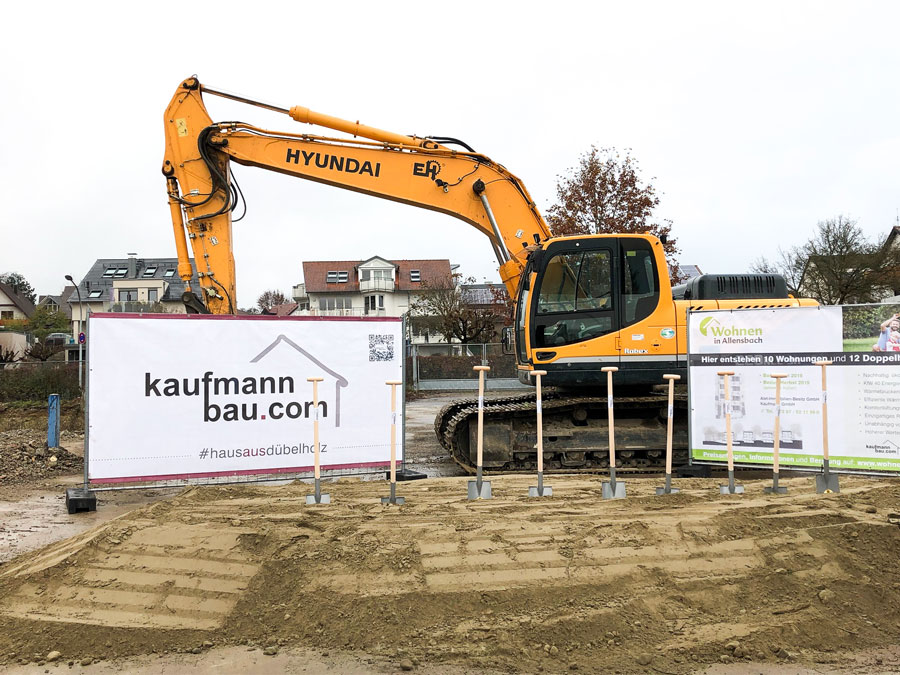 Bauen zum Fixpreis mit Kaufmann: Bagger auf Baustelle