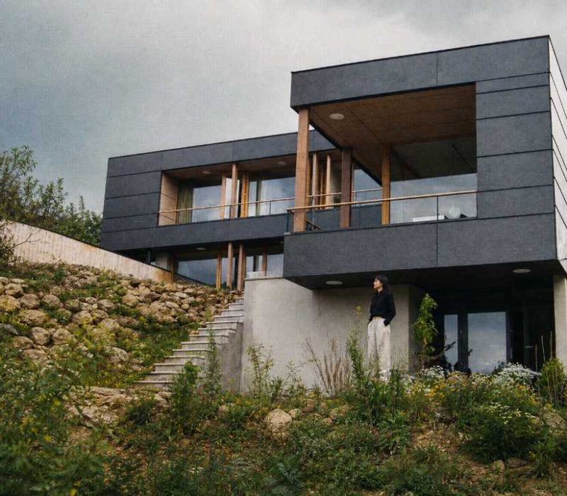 Hanghaus mit moderner Fassade