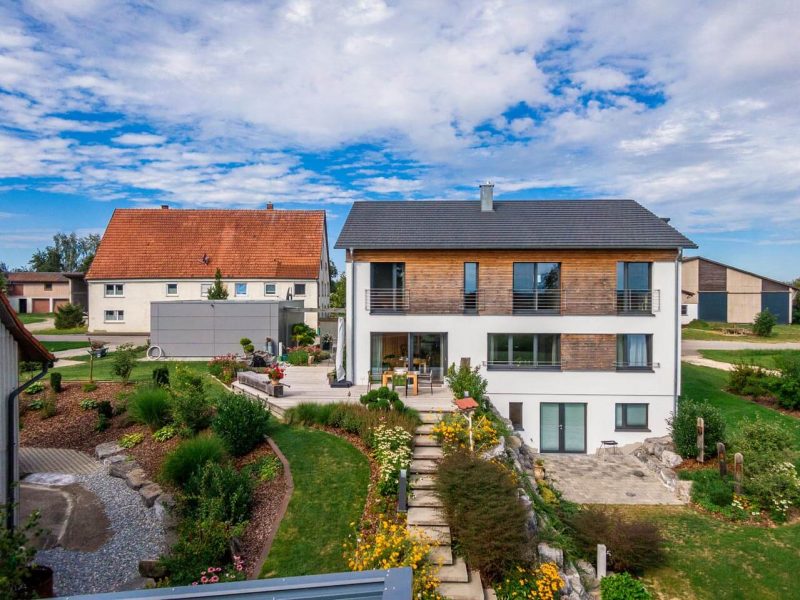 massivholzhaus-putz-holz-fassade-gartenblick