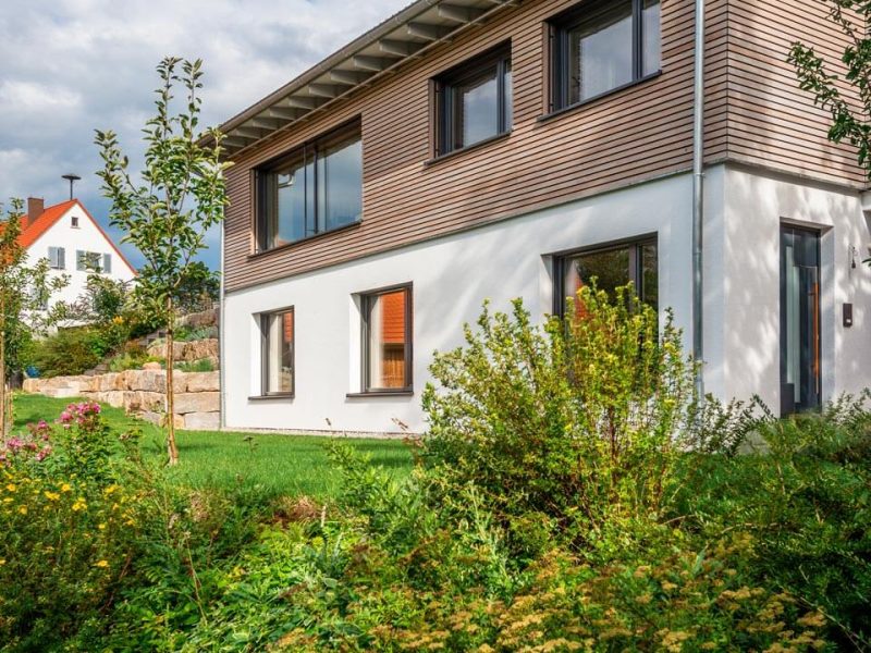 massivholzhaus-putz-holz-fassade-satteldach